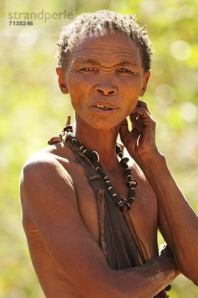 Hochformat  Portrait  Frau  sprechen  Landschaft  Halskette  Kette  Namibia  Jagd  Chaos  primitiv  Afrika  Collier  Nomade  alt  Volksstamm  Stamm