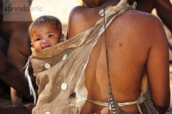 Landschaft  Decke  halten  Querformat  Säuglingsalter  Säugling  Namibia  Fahrgestell  Jagd  primitiv  Mutter - Mensch  Afrika  Baby  Fahrradgepäckträger  Gepäckträger  Nomade  Volksstamm  Stamm
