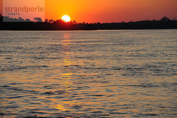 Südliches Afrika  Südafrika  Wasser  Sonnenuntergang  Nacht  Spiegelung  Fluss  Afrika  Abenddämmerung  Zimbabwe