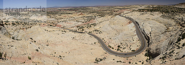 Vereinigte Staaten von Amerika  USA  Panorama  Amerika  fahren  Kurve  Bundesstraße  Slickrock Trail  Colorado Plateau  Sandstein  Utah