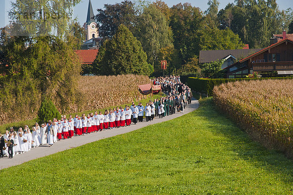 Kornfeld  Getreide  Europa  Tradition  Vertrauen  Kirche  Religion  Christentum  Weizen  Bayern  Berchtesgaden  Deutschland  Prozession  Oberbayern