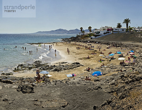 Wasser  Mensch  Menschen  Strand  Sommer  Landschaft  Meer  Kanaren  Kanarische Inseln  Lanzarote  Puerto del Carmen  Spanien