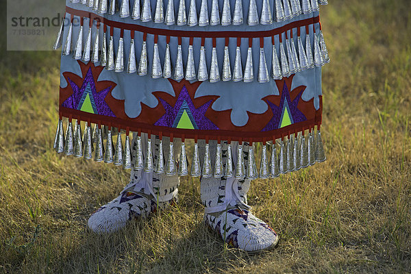 Vereinigte Staaten von Amerika  USA  Detail  Details  Ausschnitt  Ausschnitte  Frau  Amerika  Modell  verziert  Feld  Indianer  Ethnisches Erscheinungsbild  Kleid  South Dakota