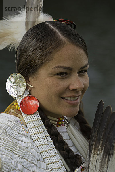 Vereinigte Staaten von Amerika  USA  Frau  Amerika  Modell  See  Feld  Indianer  Ethnisches Erscheinungsbild  Kleid  South Dakota