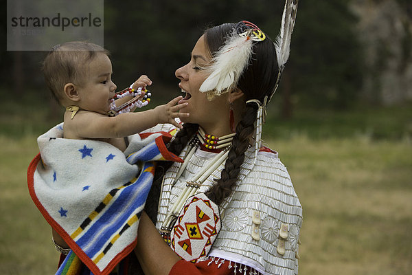 Vereinigte Staaten von Amerika  USA  Frau  Amerika  Modell  Feld  jung  Indianer  Ethnisches Erscheinungsbild  Baby  Kleid  South Dakota