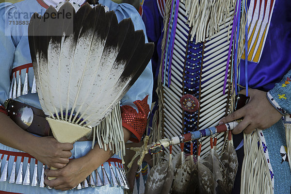 Vereinigte Staaten von Amerika  USA  Detail  Details  Ausschnitt  Ausschnitte  Frau  Mann  Amerika  Modell  Feld  Indianer  Ethnisches Erscheinungsbild  Kleid  South Dakota