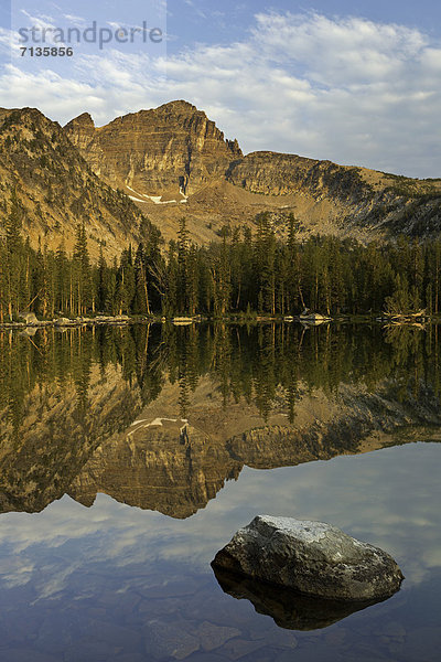 Vereinigte Staaten von Amerika  USA  Wasser  Berg  Amerika  Sommer  Sonnenaufgang  Teich  Spiegelung  See  Landschaftlich schön  landschaftlich reizvoll  Berggipfel  Gipfel  Spitze  Spitzen  unbewohnte  entlegene Gegend  Rocky Mountains  Reflections