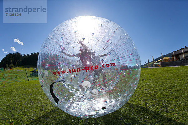 durchsichtig  transparent  transparente  transparentes  Jugendlicher  Europa  Frau  Mann  Wiese  Ball Spielzeug  Österreich  Spaß