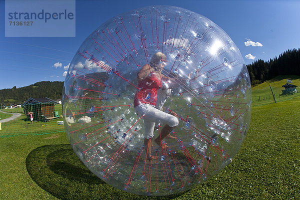 durchsichtig  transparent  transparente  transparentes  Jugendlicher  Europa  Frau  Mann  Wiese  Ball Spielzeug  Österreich  Spaß