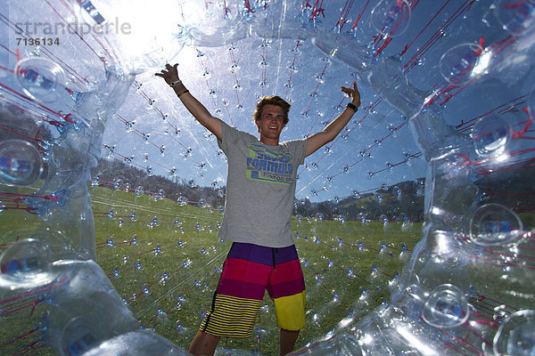 durchsichtig  transparent  transparente  transparentes  Jugendlicher  Europa  Mann  Wiese  Ball Spielzeug  Österreich  Spaß