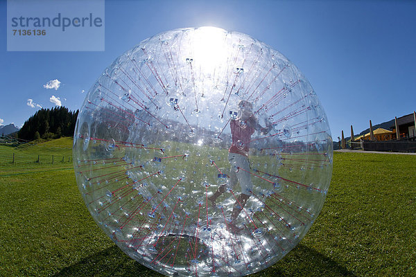 durchsichtig  transparent  transparente  transparentes  Jugendlicher  Europa  Frau  Wiese  Ball Spielzeug  Österreich  Spaß