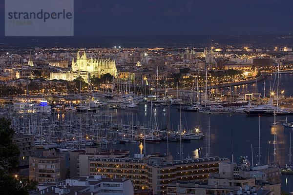 Kuppel  beleuchtet  bauen  Hafen  Abend  Nacht  Gebäude  Boot  Architektur  Kathedrale  Beleuchtung  Licht  Sehenswürdigkeit  Palma de Mallorca  Kuppelgewölbe  Abenddämmerung  Mallorca  Stimmung  Dämmerung