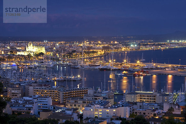 Kuppel  beleuchtet  bauen  Hafen  Abend  Nacht  Gebäude  Boot  Architektur  Kathedrale  Beleuchtung  Licht  Sehenswürdigkeit  Palma de Mallorca  Kuppelgewölbe  Abenddämmerung  Mallorca  Stimmung  Dämmerung