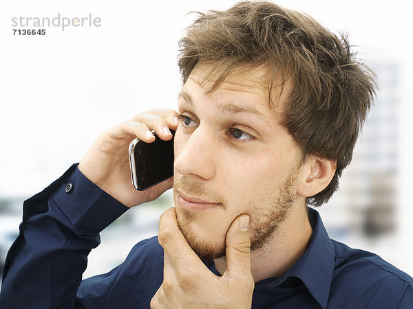 Portrait  Geschäftsmann  telefonierend  nachdenklich  überlegend  konzentriert