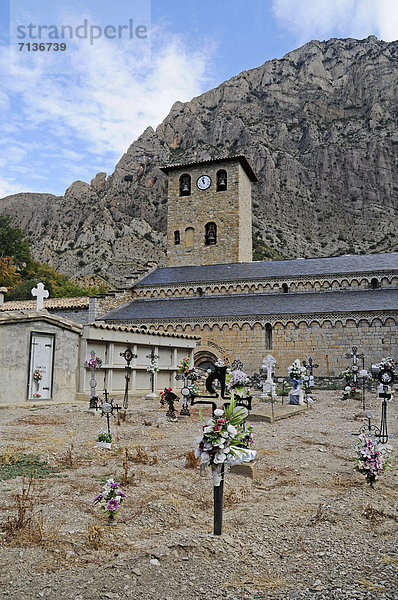 Friedhof und Kirche  Dorf Sopeira  Pyrenäen  Provinz Huesca  Aragon  Aragonien  Spanien
