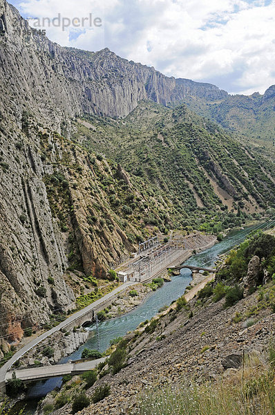 Elektrizitätswerk  Fluss Noguera Ribagorzana  Dorf Sopeira  Pyrenäen  Aragon  Aragonien  Spanien  ÖffentlicherGrund