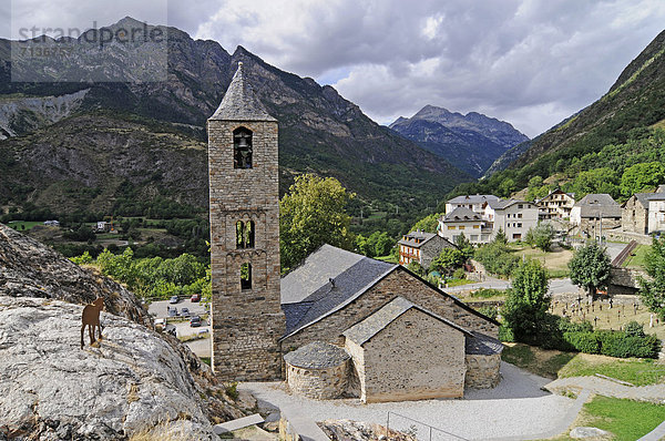 Sant Joan  romanische Kirche  Unesco Weltkulturerbe  Boi  La Vall de Boi  Pyrenäen  Provinz Lleida  Cataluna  Katalonien  Spanien  Europa  ÖffentlicherGrund