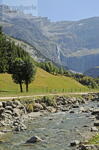Grande Cascade  Gavarnie-Fälle  Wasserfall  Fluss  Gebirge  Gavarnie  Midi Pyrenees  Pyrenäen  Departement Hautes-Pyrenees  Frankreich  Europa  ÖffentlicherGrund