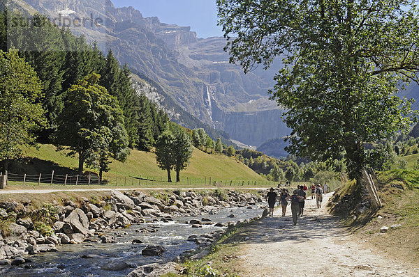 Wanderer  Grande Cascade  Gavarnie-Fälle  Wasserfall  Fluss  Gebirge  Gavarnie  Midi Pyrenees  Pyrenäen  Departement Hautes-Pyrenees  Frankreich  Europa  ÖffentlicherGrund