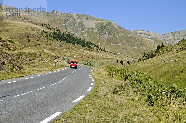 Auto auf Straßenpass über den Col du Tourmalet  Pass  Passstraße  Gebirge  Bareges  Midi Pyrenees  Pyrenäen  Departement Hautes-Pyrenees  Frankreich  Europa  ÖffentlicherGrund