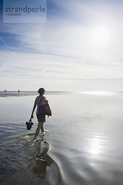 Junge Frau bei einer Wattwanderung  Wyk  Föhr  Nordfriesland  Schleswig-Holstein  Deutschland  Europa