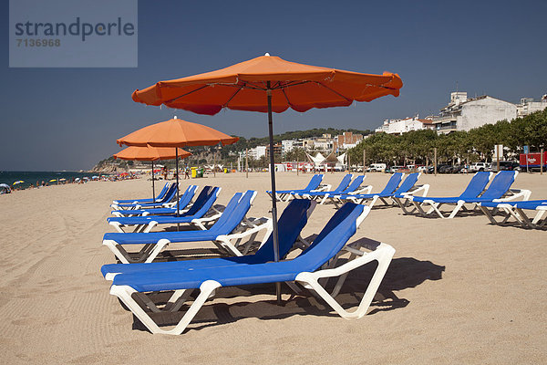 Leere Liegen und Sonnenschirme am Strand  Calella de la Costa  Costa del Maresme  Katalonien  Spanien  Europa  ÖffentlicherGrund