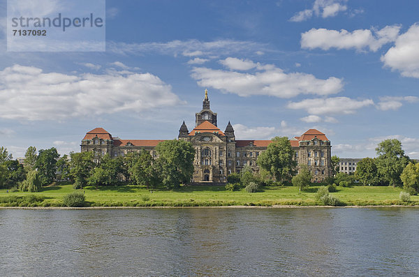 Sächsische Staatskanzlei über die Elbe  Dresden  Sachsen  Deutschland  Europa