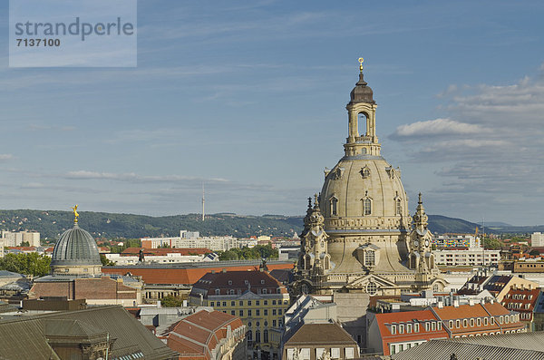Blick über die Dächer der Altstadt von Dresden mit Frauenkirche  vom Hausmannsturm  Dresden  Sachsen  Deutschland  Europa