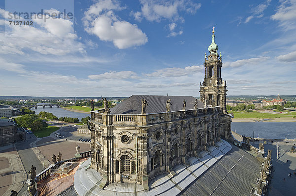Blick auf die Hofkirche und die Elbe  vom Hausmannsturm  Dresden  Sachsen  Deutschland  Europa