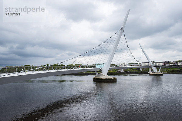 Friedensbrücke Craigavon Bridge über den Fluss Foyle  County Londonderry  Nordirland  Vereinigtes Königreich