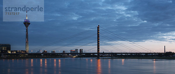 Panorama  Landtag  Rheinturm und Medienhafen mit Rheinbrücke  Düsseldorf  Nordrhein-Westfalen  Deutschland  Europa  öffentlicherGrund