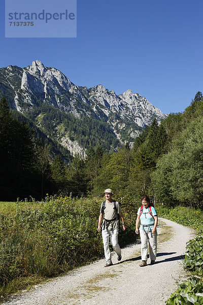 Wanderndes Paar  Sengsengebirge im Nationalpark Kalkalpen  Region Pyhrn-Eisenwurzen  Traunviertel  Oberösterreich  Österreich