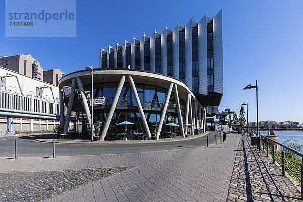Westhafen Pier 1  modernes Bürogebäude  Frankfurt am Main  Hessen  Deutschland  Europa  ÖffentlicherGrund