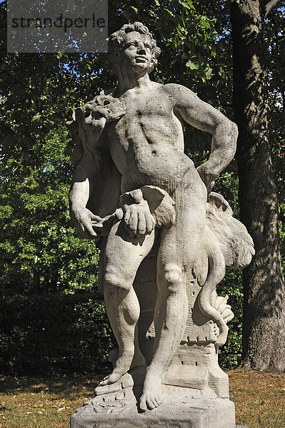 Barockskulptur  Herakles mit einem Löwenfell  Hesperidengärten 17. - 18. Jhd.  Johannisstr. 41-47  Stadtteil Johannis  Nürnberg  Mittelfranken  Bayern  Deutschland  Europa