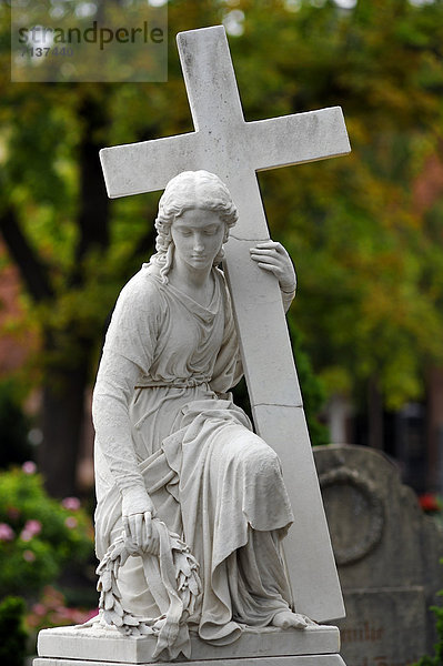 Weibliche Skulptur mit Kranz und Kreuz auf einer Grabstätte  Johannesfriedhof  Brückenstraße 9  Nürnberg  Mittelfranken  Bayern  Deutschland  Europa