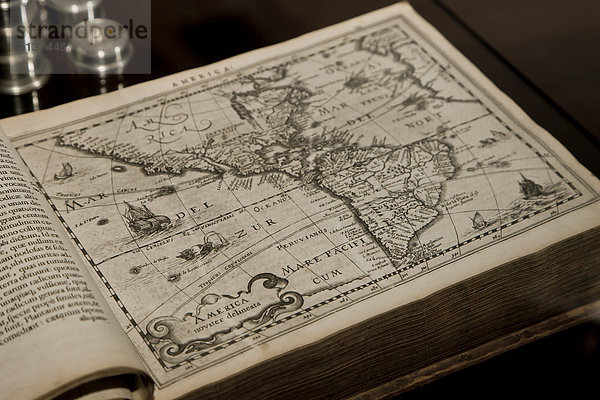 Altes Buch mit einer verzerrten Landkarte von Amerika