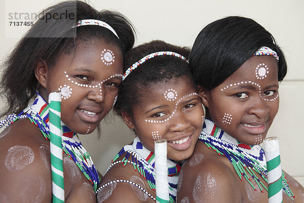 Drei Xhosa-Mädchen mit traditioneller Verzierung  Grahamstown  Ostkap  Südafrika  Afrika