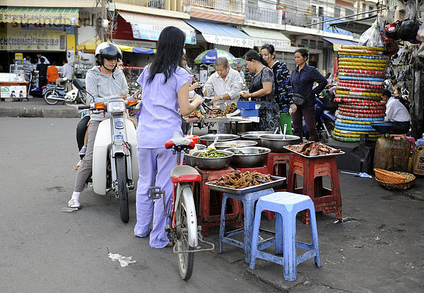 Frauen beim Einkaufen auf dem Strassenmarkt in Phnom Penh  Kambodscha  Asien
