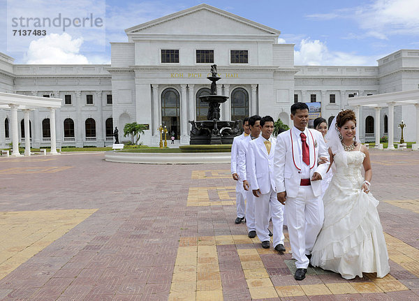 Hochzeitspaar vor dem Rathaus in Phnom Penh  Kambodscha  Asien