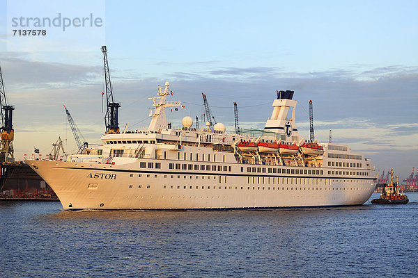 'Einlaufendes Kreuzfahrtschiff ''Astor''  Cruise Days  17.- 19.08.2012  Hamburger Hafen  Hansestadt Hamburg  Deutschland  Europa'