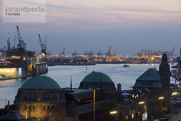 Abendstimmung an den Landungsbrücken  Hafen  Hamburg  Deutschland  Europa