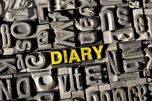 'Alte Bleilettern bilden das englische Wort ''DIARY'''