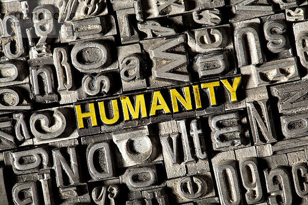 'Alte Bleilettern bilden das englische Wort ''HUMANITY'''