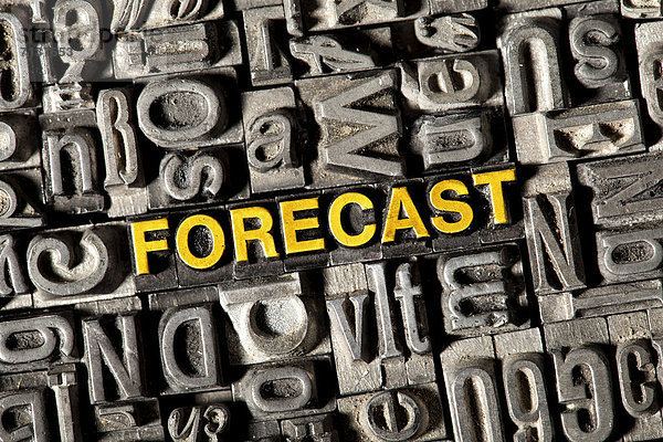 'Alte Bleilettern bilden das englische Wort ''FORECAST'''