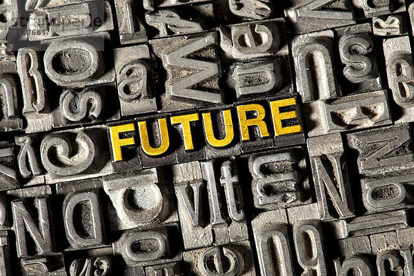 'Alte Bleilettern bilden das englische Wort ''FUTURE'''