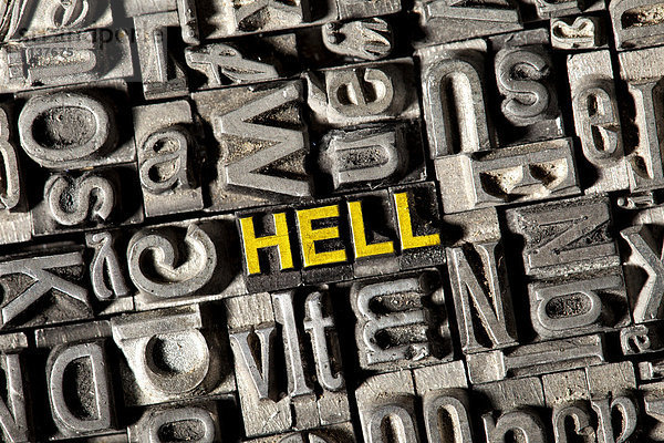 'Alte Bleilettern bilden das englische Wort ''HELL'''