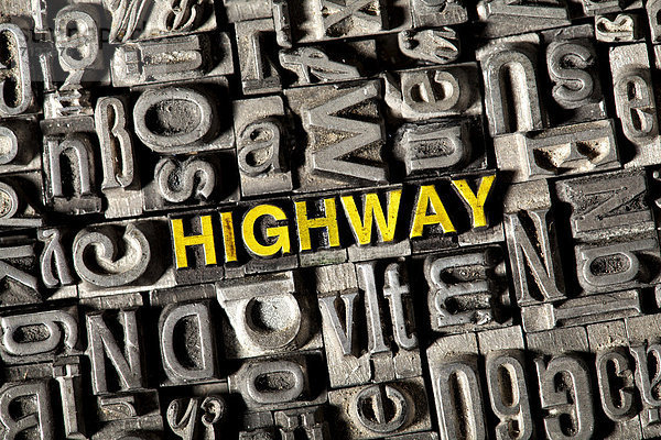 'Alte Bleilettern bilden das englische Wort ''HIGHWAY'''