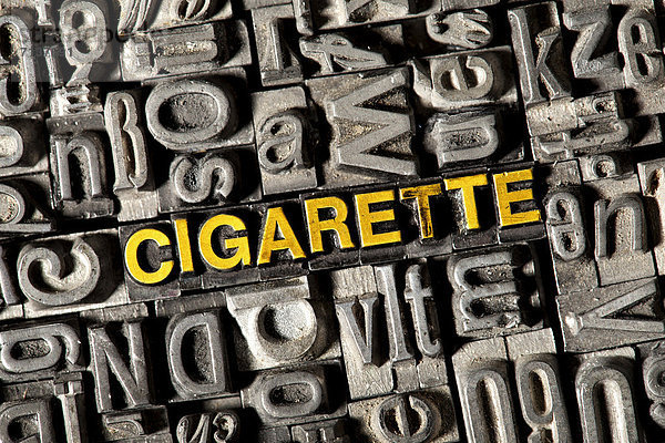 'Alte Bleilettern bilden das englische Wort ''CIGARETTE'''