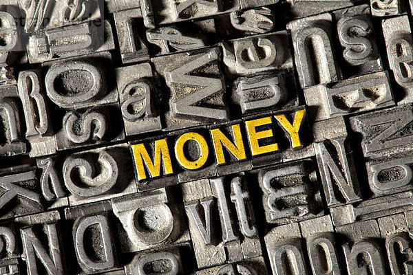 'Alte Bleilettern bilden das englische Wort ''MONEY'''