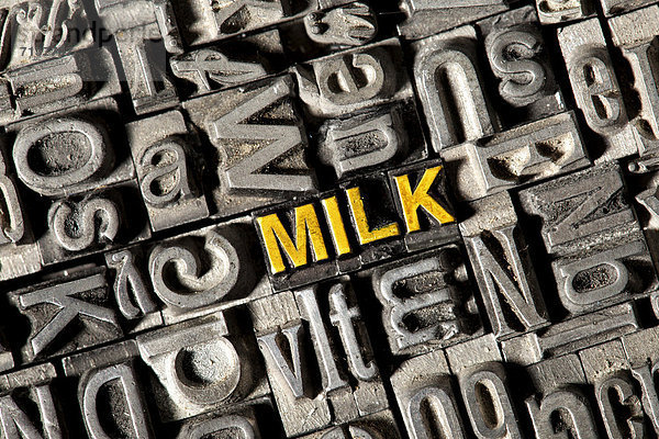 'Alte Bleilettern bilden das englische Wort ''MILK'''